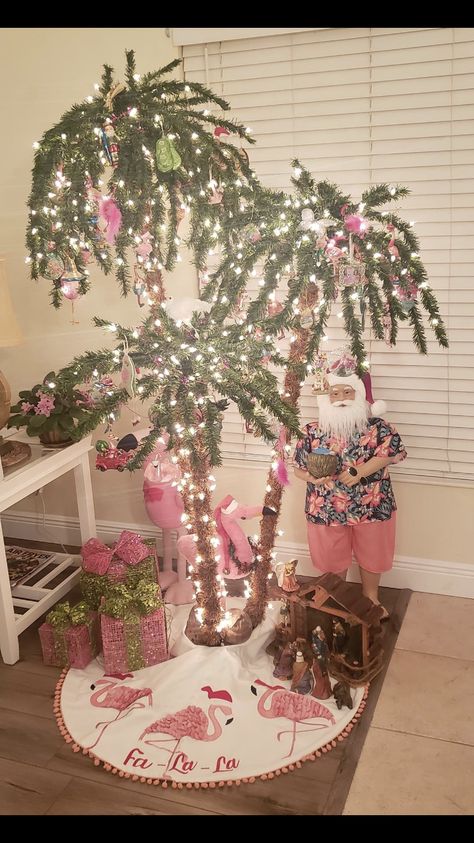 Pink Flamingo Christmas Tree, Christmas In Hawaii Decorations, Florida Christmas Tree, Tropical Christmas Decor, Tropical Christmas Aesthetic, Flamingo Christmas Decorations, Tropical Christmas Tree, Miami Christmas, Flamingo Tree