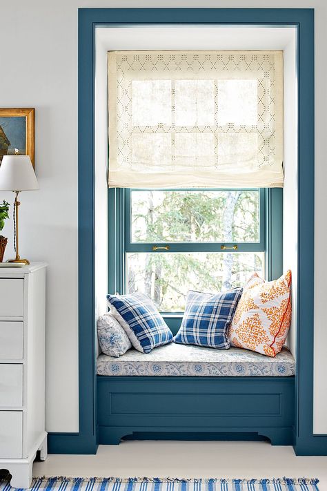 20+ Beautiful Window Seat Ideas - Best Cushions and Benches for Window Seats Reading Nook Window Seat, Tiny Bedroom Storage, Upholstered Window Seat, Bedroom Window Seat, Cozy Window Seat, Bay Window Seat, Window Seat Design, Diy Bedroom Storage, Window Nook