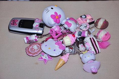 Gyaru Phone, Sanrio Merch, Hello Kitty Aesthetic, Retro Phone, Hello Kitty Items, All Things Cute, Starling, 90s Kids, Cute Charms