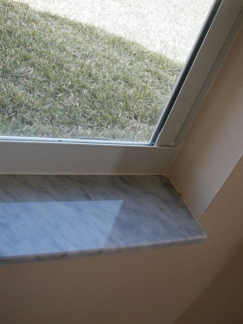 Marble Window Sills. My grandparents had these in their Florida home. Doesn't always work with complicated moldings, but on a simple window without moldings these add so much class, plus are water resistant Window Seal Ideas, Baby Room Display Boards, Tiled Window Sill, Window Ledge Decor, Marble Window Sill, Stone Window Sill, Window Jamb, Builder Grade Kitchen, Kitchen Window Sill