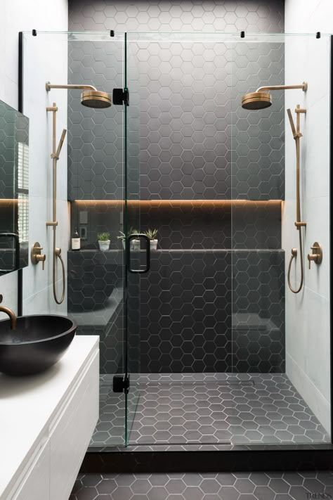 Black meets white with touches of w ... Mini Bad, Small Shower Remodel, Black And White Bathroom, Small Bathroom Makeover, Bathroom Shower Tile, Bathroom Bath, Grey Bathrooms, Bathroom Renos, Shower Remodel