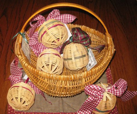 Woven Ball Ornaments | Tanglewood Baskets Christmas Ball Ornaments Diy, Corn Husk Crafts, Basket Weaving Diy, Basket Weaving Patterns, How To Tie Ribbon, Basket Making, Diy Weaving, Corn Husk, Weaving Projects