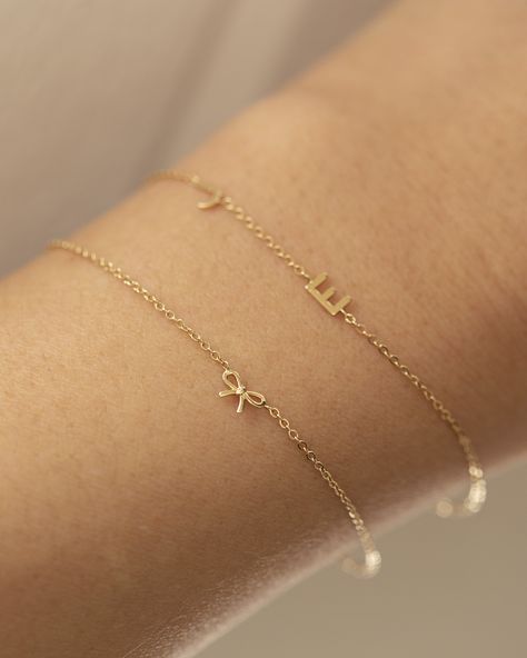 This 14k gold bracelet features a delicate bow, making it ideal for everyday wear. Its petite design is perfect for making a subtle statement. * 14k Yellow Gold * Bow measures approx. 6mm * Same Style Necklace: https://www.etsy.com/listing/1611306083/14k-gold-dainty-bow-necklace-tiny-bow?click_key=9dd688161579bb004abb4ef357dff8734744d24e%3A1611306083&click_sum=7aed8dbc&ref=shop_home_active_3&frs=1&sts=1 ■ SHIPPING UPGRADES You can find shipping upgrades options in the drop bar menu when you chec Minimalistic Rings, Minimalist Accessories Jewellery, Jewellery Minimalist, Delicate Gold Bracelet, Gold Minimalist Jewelry, Pretty Jewelry Necklaces, Preppy Jewelry, Minimalist Pendant, Cute Bracelet