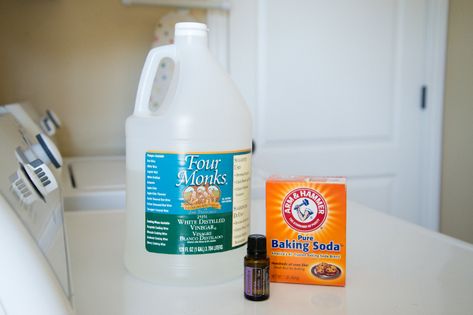 3 easy ingredients for cheap liquid fabric softener Homemade Fabric Softner, Fabric Softener Recipe, Vinegar Fabric Softener, Homemade Freezer Meals, Happy Money Saver, Diy Fabric Softener, Homemade Fabric Softener, Laundry Detergent Recipe, Liquid Fabric