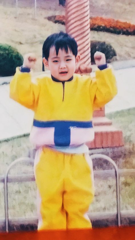 Bts Predebut, V Bts Wallpaper, Childhood Photos, Kim Taehyung Wallpaper, Daegu, V Taehyung, Bts Bangtan Boy, Bts Boys, Foto Bts