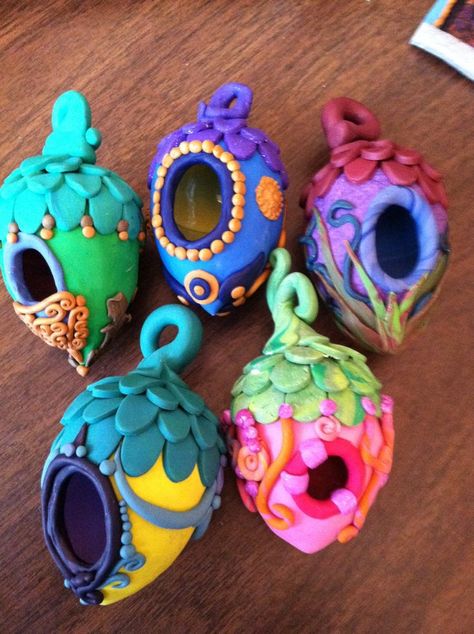 Pretty polymer clay fairy houses-would also be perfect tree ornaments Polymer Clay Fairy Garden, Clay Fairy Garden, Acorn Fairy, Polymer Clay Kunst, Diy Polymer Clay, Fairy Garden Ideas, Clay Fairy, Clay Fairy House, Polymer Clay Fairy