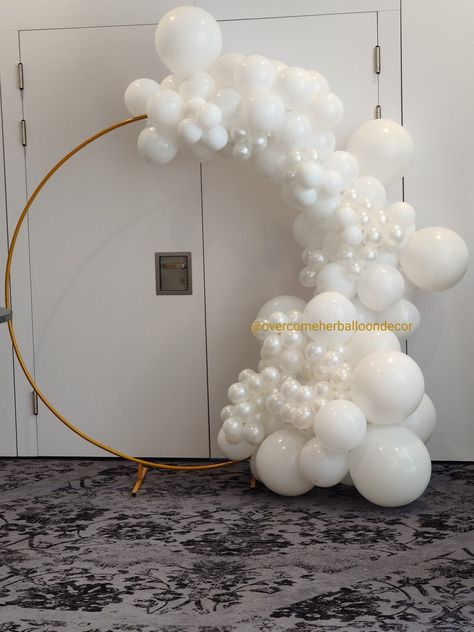 White And Cream Balloon Arch, White And Pearl Balloon Garland, Pearl Backdrop Ideas, Ballon Arch Wedding Reception, Pearl White Balloon Garland, Pearl Theme Decor, Pearl Themed Baby Shower Decor, Pearl Themed Bridal Shower, Pearl Themed Wedding Decor