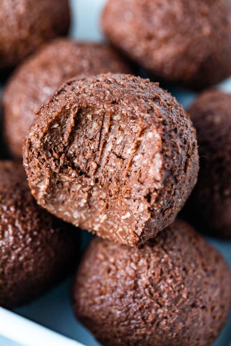 Chocolate Cheesecake Fat Bombs - #keto #fatbomb #recipe #eatwell101 -You need only five ingredients to make these no-bake keto fat bombs! - #recipe by #eatwell101 Fat Bomb Recipes, High Fat Low Carb Recipes, Postre Keto, Fat Bomb, Fat Bomb Recipe, Keto Fat, Low Carb Chocolate, Keto Cheesecake, Keto Foods