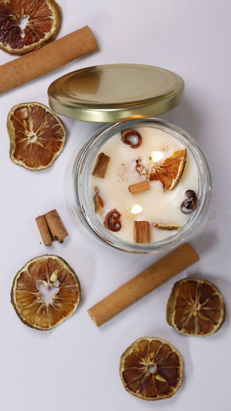 Make a Sweet-Smelling Cinnamon and Orange Candle for All-Year Christmas Vibe Christmas Scented Candles Diy, Scented Candles Diy, Diy Orange Candle, Diy Cinnamon Candle, Homemade Lamps, Orange Scented Candle, Diy Cinnamon, Homemade Candle, Cinnamon Candle