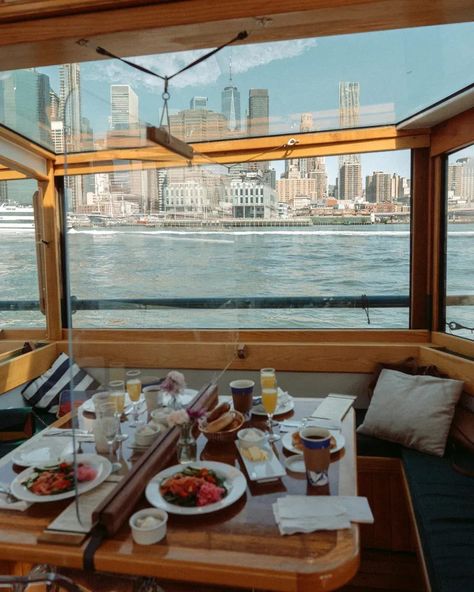 Looking for a unique experience in New York City? How about you take your brunch plans to the water. This is the best brunch spot in New York City. Here is everything you need to know about Classic Harbor Line’s NYC Brunch Cruise. | NYC Brunch spot | NYC Brunch Restaurant | Best Brunch in Manhattan New York City | New York Brunch Aesthetic | Girls Day NYC | Best food spots in NYC | Breakfast in New York Aesthetic | New York City Bucket List | New York City Food New York Brunch, Foodie Travel Usa, Nyc Breakfast, Nyc Coffee Shop, Nyc Sunset, Brunch Restaurant, Brunch Aesthetic, Brunch Nyc, New York City Pictures