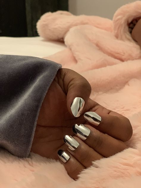 Chrome nails on brown skin. Silver nails Silver Nails By Skin Tone Range, Metallic Nails Black Women, Chrome Nails On Dark Skin, Metallic Chrome Nails, Chrome Nails Acrylic, Gold Chrome Nails On Dark Skin, Silver Chrome Detail Nails, Chrime Nails, Metallic Powder