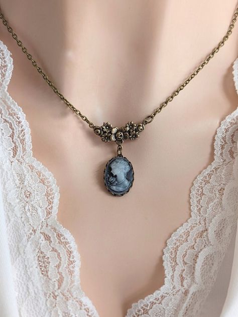 Vintage Blue Jewelry, Vintage Cameo Necklace, Vintage Necklace Pendant, Vintage Necklace Victorian, Broaches Vintage, Vintage Necklace Aesthetic, Victorian Jewelry Necklace, 1800s Jewelry, Vintage Cameo Jewelry