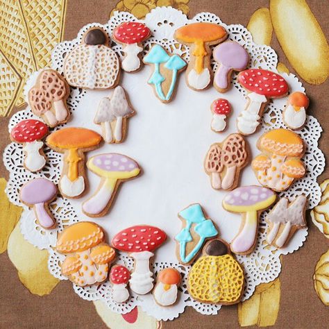 , Cottagecore Cookies Decorated, Mushroom Cookies Decorated, Mushroom Treats, Cookie Designs Ideas, Nature Cookies, Mushroom Cupcakes, Mushroom Party, Mushroom Cookie, Mushroom Cookies