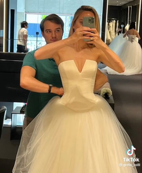 Vera Wang Wedding Dress Aesthetic, Vera Wang Wedding Dress Ball Gown, Vera Wang Strapless Wedding Dress, Wedding Dress Full Skirt, Ballroom Wedding Dress, Wedding Dress Vera Wang, Ball Gown White, Ballroom Wedding Dresses, Wedding Dress Aesthetic