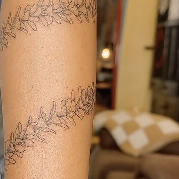 Mehana Pilago on Instagram: "Single needle plumeria wrap" Plumeria Wrap Around Tattoo, Hawaiian Line Tattoo, Plumeria Band Tattoo, Ti Leaf Lei Tattoo, Plumeria Vine Tattoo, Maile Lei Tattoo, Pikake Flower Tattoo, Lei Tattoo Hawaiian, Hawaiian Lei Tattoo