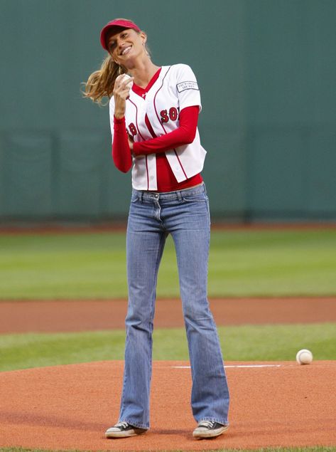 Red Sox Game, V Model, American Athletes, Red Sox Baseball, High Fashion Photography, Sock Outfits, Baseball Outfit, Jersey Outfit, Gisele Bündchen