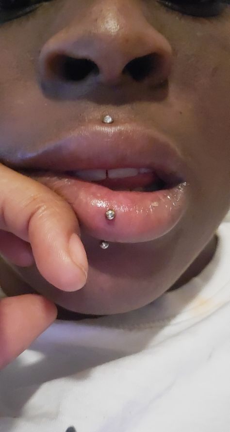 Black female vertical labret and medusa Best Lip Piercings, Bottom Lip Piercing On Black Women, Madussa Piercing Lip, Medusa Piercing Lip, Lip Piercings Black Women, Vertical Labret And Medusa, Medusa Piercing Small Lips, Medusa And Vertical Labret Piercing, Lip Piercing Black Women