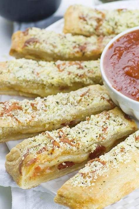 Need a last minute snack for a Game Day? Easy Cheesy Pizza Breadsticks is crowd-pleasing appetizer recipe. Pizza Breadsticks, Superbowl Party Appetizers, Breadsticks Easy, Superbowl Food Appetizers, Tailgating Snacks, Chili Burger, Superbowl Food, Cheesy Breadsticks, Cheesy Pizza