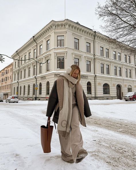 Winter neutrals - save for inspo🫶🏼 | Instagram Winter Jackets Women Cold Weather, Winter Fashion Cold, Winter Jacket Outfits, Jacket Outfit Women, Chic Winter Outfits, Stockholm Street Style, Winter Outfits Cold, Cold Outfits, Cold Weather Outfits