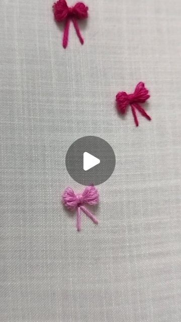 Hand Stitching On Clothes, Minimalist Embroidery Ideas, Design On Clothes Art, How To Embroider Bows, Simple Holiday Embroidery, Pretty Embroidery Stitches, Edge Embroidery Ideas, Embroidery Bow Tutorial, Embroidery Bow Design