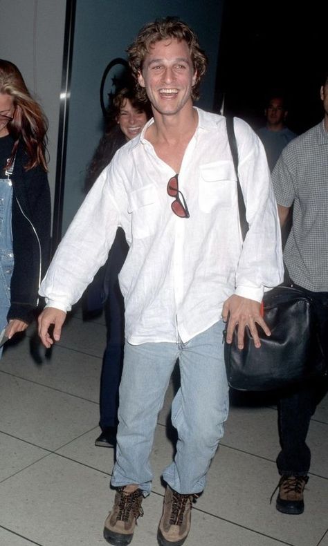 #style #alrightalrightalright 90s Men Street Style, 90s Mens Aesthetic, 90s Celebrity Fashion Men, Matthew Mcconaughey Outfit, 90s Sitcom Fashion Men, Mens 90s Style, 2008 Fashion Men, 90s Mens Fashion Summer, 80s Men Aesthetic