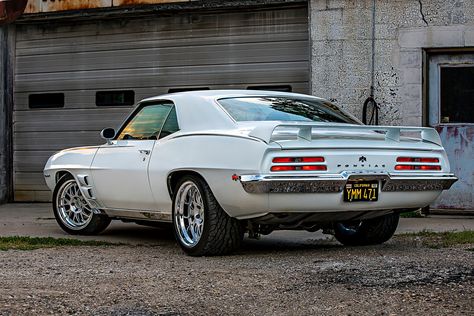 Can one overstate the improvement that a #protouring transformation makes to the handling of a classic muscle car? Bob Thomson’s 1969 #Pontiac #TransAm is powered by a 650HP Schwartz Performance-prepped 427ci LS7 and rides on a Schwartz G-Machine chassis, RideTech coilovers, Baer brakes, and 18x9/18x12 #Forgeline #GW3 wheels finished with Hyper Silver centers & Polished outers! See more at: https://forgeline.com/customer-gallery/bob-thomson  Photo by Dominick Damato, courtesy of #HotRodMagazine. 1969 Firebird, 1969 Pontiac Firebird, Trans Am Firebird, Cars Camaro, Pro Touring Cars, Pontiac Trans Am, Pontiac Firebird Trans Am, Pontiac Cars, Best Muscle Cars