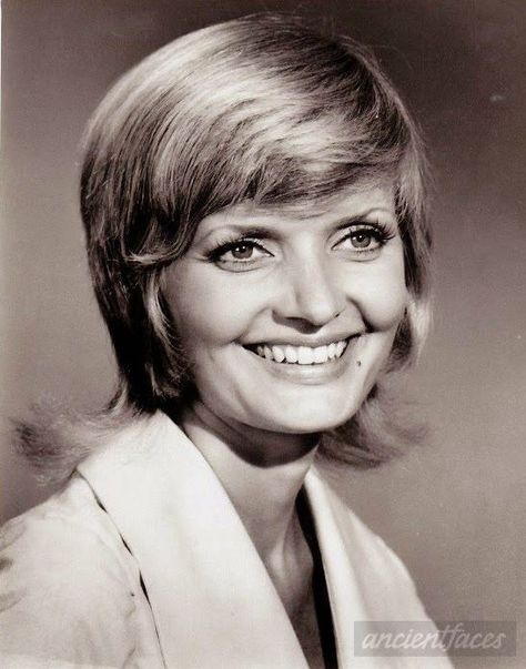 Yesterday we lost Florence Henderson, best known as Carol Brady the mom of the Brady Bunch. RIP. Read about her interesting life here: http://www.ancientfaces.com/photo/florence-henderson-carol-brady-the-brady-bunch/1307187 Carol Brady, Florence Henderson, Celebrity Recipes, Broiled Chicken, The Brady Bunch, Brady Bunch, Chicken Cacciatore, Celebrity Stars, Marinara Sauce