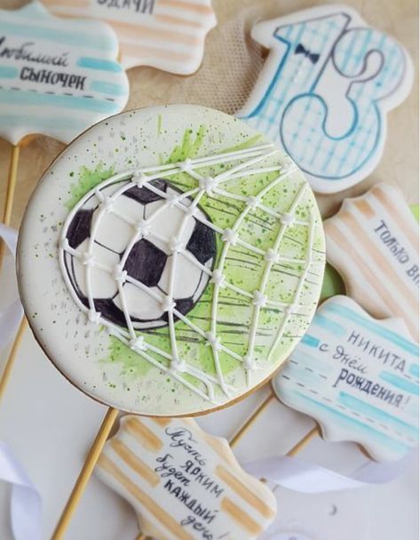 Soccer Cookies Decorated, Cookies Football, Football Sugar Cookies, Soccer Cookies, Sports Cookies, No Bake Sugar Cookies, Football Cookies, Cookie Pictures, Soccer Birthday Parties