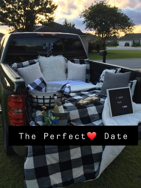 Country Boyfriend Gifts, Truck Bed Date, Couple Dates, Romantic Beach Picnic, Dates Ideas, Country Relationship Goals, Creative Date Night Ideas, Dream Dates, Romantic Date Night Ideas