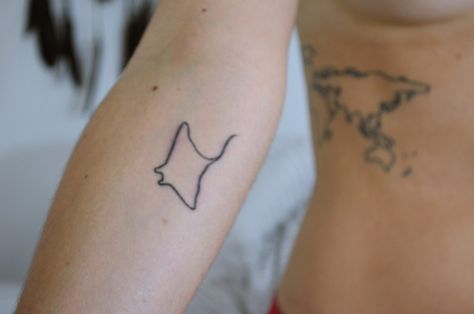 Trois nouveaux tatouages à Bali Map Monde, Bali Tattoo, Stingray, Fish Tattoos, Jesus Fish Tattoo, Bali, Map, Tattoos