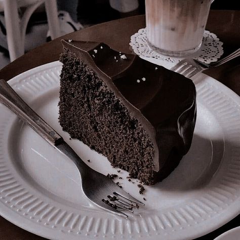 Chocolate Aesthetic, A Piece Of Cake, Think Food, Piece Of Cake, Food Is Fuel, Dessert Drinks, Pretty Cakes, Food Obsession, Cafe Food