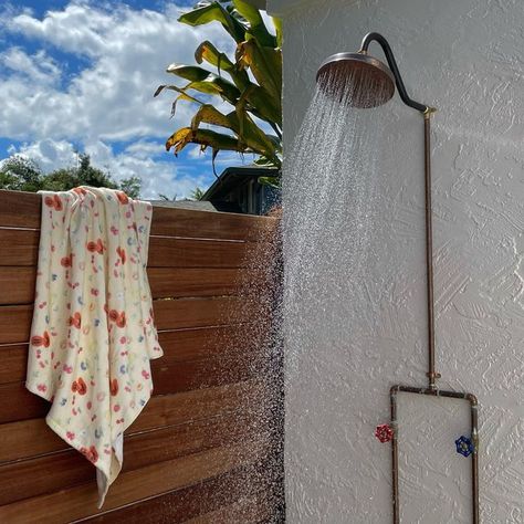 Summer Shower Aesthetic, Outdoor Shower Photos, Outdoor Shower Aesthetic, Outdoor Shower Beach, Shower Aesthetic, High By The Beach, Outdoor Showers, Coastal Beach House, Dream Life House