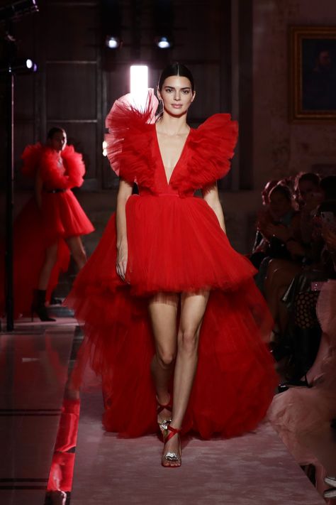 Kendall Jenner takes to the catwalk in Rome wearing that Giambattista Valli dress- HarpersBAZAARUK Vermelho Aesthetic, Gaun Tulle, Giambattista Valli Dress, Giambattista Valli Couture, Giambattista Valli Haute Couture, Gaun Fashion, Dior Haute Couture, Kendall Jenner Outfits, Kendall Jenner Style