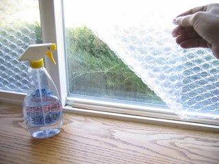 Bubble Wrap Windows, Bubble Wrap Insulation, Cold Weather Hacks, Diy Solar Panel, Winter Hacks, Tech Home, Diy Solar, Window Insulation, Low Tech