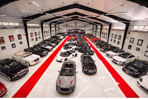 Luxury Car Garage, Man Cave Homes, Dream Car Garage, Luxury Garage, Car Wheels Rims, Custom Garages, Mc Laren, Car Museum, Car Showroom