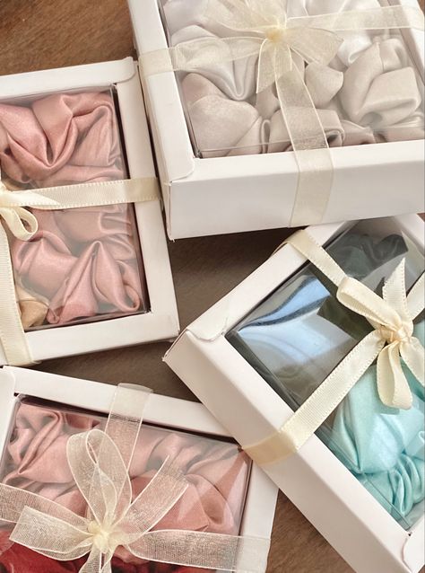 Scrunchies Aesthetic Packaging, Packaging For Scrunchies, Packing Scrunchies Ideas, Hair Accessories Packaging Ideas, Packaging Ideas For Scrunchies, Scrunchie Business Packaging, Scrunchie Packaging Ideas, Scrunchies Packaging Ideas, Scrunchie Packaging