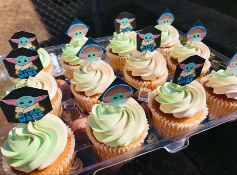 #babyyoda #yoda #starwars #cupcakes #birthday #birthdayparty Grogu Cupcakes, Cupcakes Baby Yoda, Baby Yoda Cupcakes, Yoda Cupcakes, Yoda Birthday, Yoda Party, Yoda Cake, Cupcakes Birthday, Star Wars Crafts