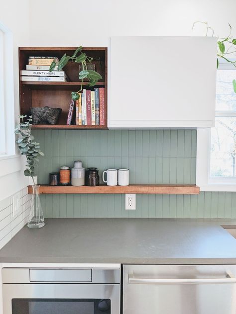 Green Kitchen Splashback Tiles, Green Kitchen Backsplash, Daisy Kitchen, Contemporary Kitchen Backsplash, Green Backsplash, Kitchen Backsplash Ideas, Kitchen Finishes, Fireclay Tile, Kitchen Splashback