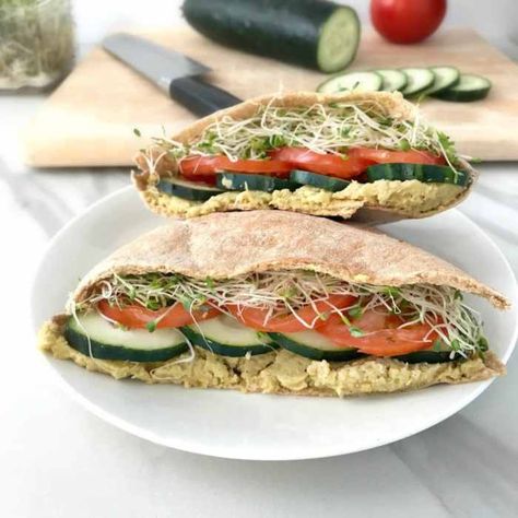 Veggie Pita Sandwiches with Avocado Hummus - Your Choice Nutrition Vegetarian Pita, Vegan Picnic Food, Veggie Pita, Vegetarian Picnic, Pita Pocket Recipes, Avocado Hummus Recipe, Pita Sandwich, Sandwich Vegetarian, Healthy Board