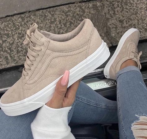 Pinterest: brittany.yurkunas Skateboard Style, Sneaker Trend, Mode Tips, Shoe Closet, Sneakers Outfit, Crazy Shoes, Dream Shoes, Shoe Obsession, Look Casual