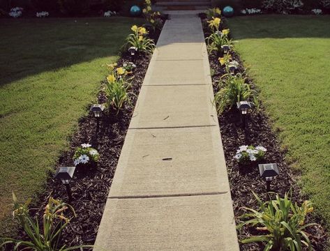 Sidewalk Garden, Diy Sidewalk, Sidewalk Landscaping, Front Yards Diy, Walkway Landscaping, Landscape Edging, Front Yard Landscaping Simple, Diy Yard, Patio Landscaping