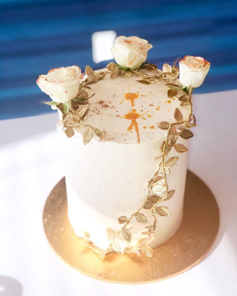 Miss V’s Confections on Instagram: “💛✨💛 • • • #gold #crown #goldleaf #roses #goddess #cake #whitechocolate #swissmeringuebuttercream #atlanta #atlantacakes #love 💛✨” Goddess Cake, Swiss Meringue Buttercream, White Chocolate, Wedding Cakes, Cake, Ethnic Recipes