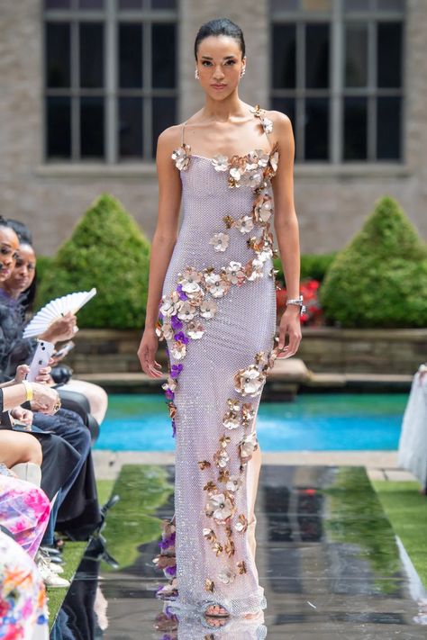 Esé Azénabor Spring 2025 Ready-to-Wear Runway, Fashion Show & Collection Review [PHOTOS] Spring 2025 Runway, Couture 2025, Daisy Fields, Clothes Purple, Magazine Front Cover, Fashion 2025, Minimalistic Fashion, Best Gowns, 2025 Spring