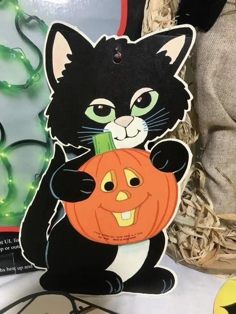 Cat Candy, Paper Halloween, Honeycomb Decorations, Trick Or, Scared Cat, Cat Hacks, Cat Quilt, Halloween Giveaway, Ghost Cat