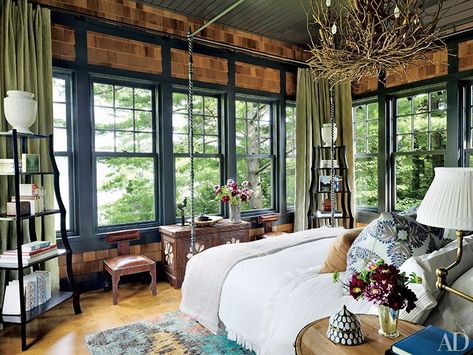 Lake House Bedroom, Rustic Lake Houses, Rustic Vintage Decor, Thom Filicia, Interior Vintage, Lots Of Windows, Bedroom Paint, Rustic Bedroom, Design Case