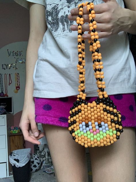 garf purse!!! by V3NUS - Kandi Photos on Kandi Patterns Garfield Kandi Pattern, Kandi Charms Ideas, Korn Kandi, Cool Kandi Ideas, Simple Kandi Ideas, Kandi Purse Pattern, Kandi Bead Patterns, Easy Kandi Patterns, Garfield Kandi