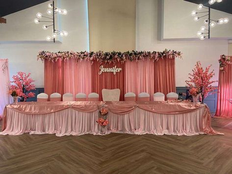 Quince Court Table Backdrop, Flower Arch Quinceanera, Quince Head Table Backdrop, Quinceañeras Main Table, Pink 15 Centerpieces, Pink Quince Main Table, Dark Pink Quinceanera Theme, Quencinera Decorations, Sweet 16 Main Table Ideas