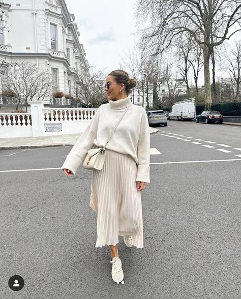 Fall Outfits Luxury, Rome Italy Outfits Winter, White Pleated Skirt Outfit, Pleated Skirt Outfit, Italy Outfits, Looks Street Style, Lovely Clothes, Winter Fashion Outfits, Elegant Outfit