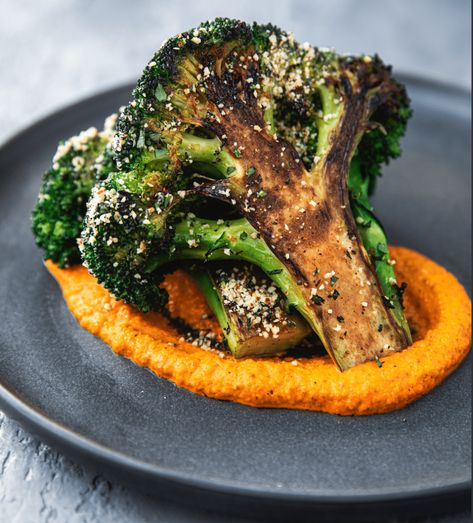 Tom Brady’s Caramelized Broccoli with Smoky Romesco Recipe Romesco Sauce, Simple Green Salad, Broccoli Recipes, Toasted Almonds, Green Vegetables, Tom Brady, Meals For Two, Healthy Tips, Plant Based Recipes