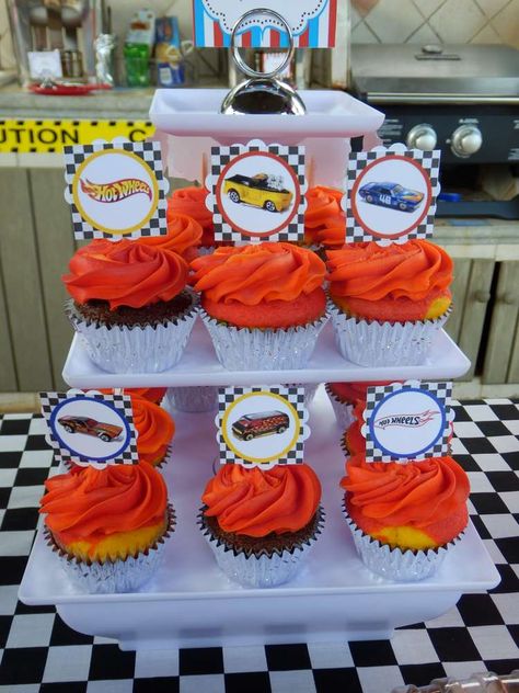 Hot Wheels Cupcakes, Hot Wheels Birthday Party Ideas, Disney Cars Birthday Party Ideas, Hot Wheels Birthday Party, Hot Wheels Themed Birthday Party, Cars Birthday Party Ideas, Disney Cars Birthday Party, Car Invitation, Cars Cupcakes